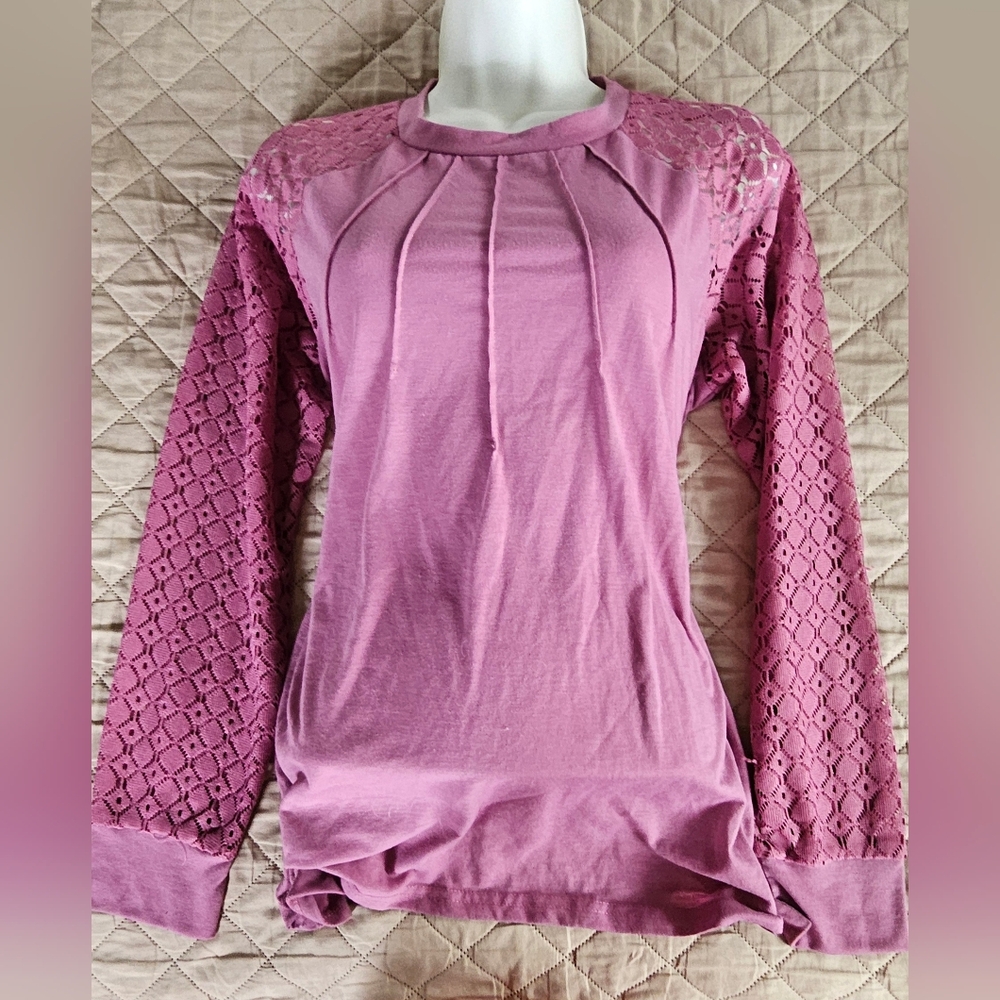 Women's size Large long sleeve top, brand is ht, used